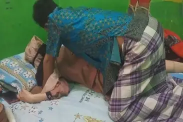 Membuat Tante Hijab Muncrat Basah Becek